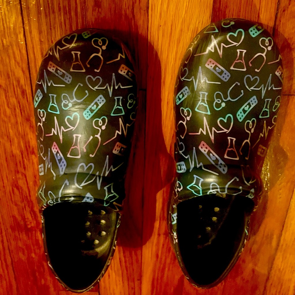 Anywear light weight nursing closed back clogs, adorable!